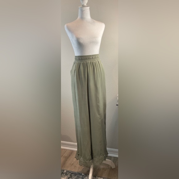 Democracy Sage Wide Leg Pants with Lace Hem - Picture 4 of 10